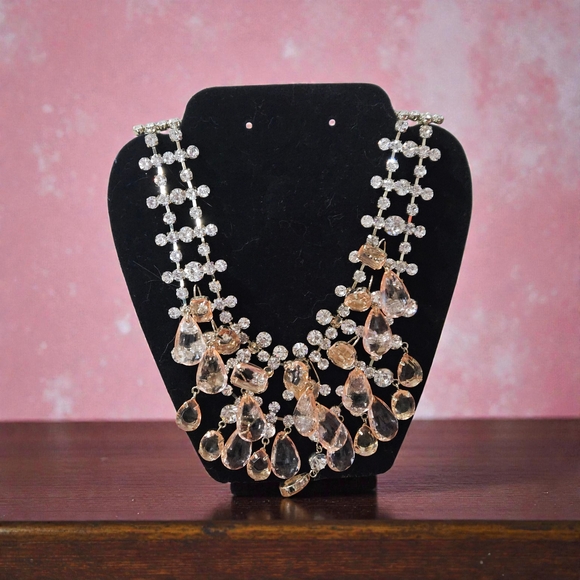 Jewelry - Stunning faux gem stone necklace